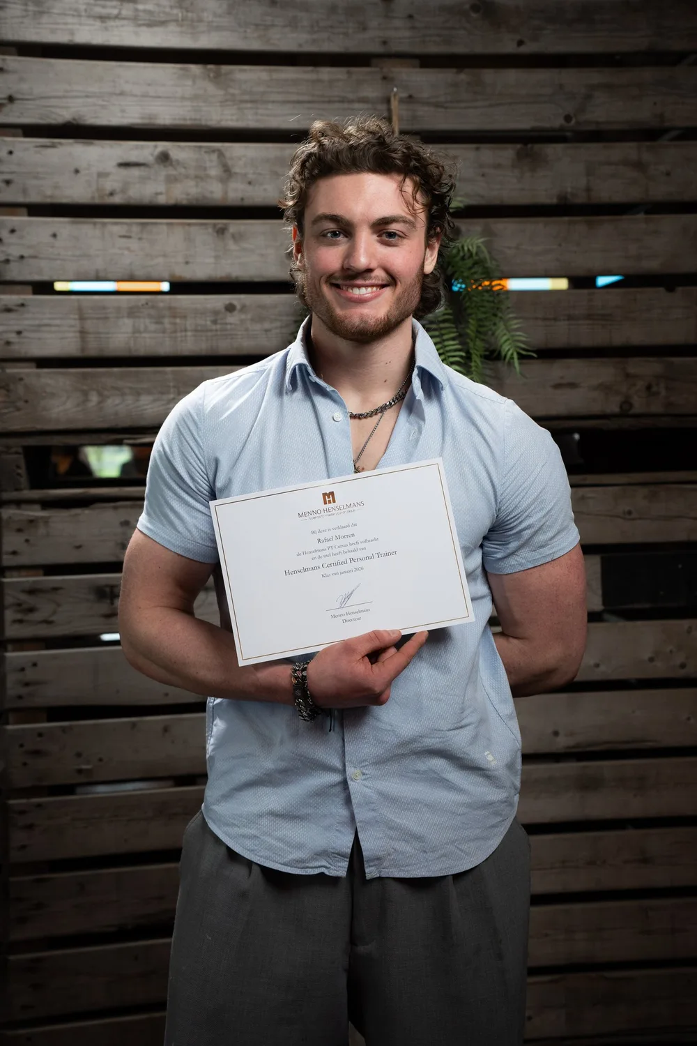 Rafaël Morren met zijn certificaat als Henselmans Certified Personal Trainer